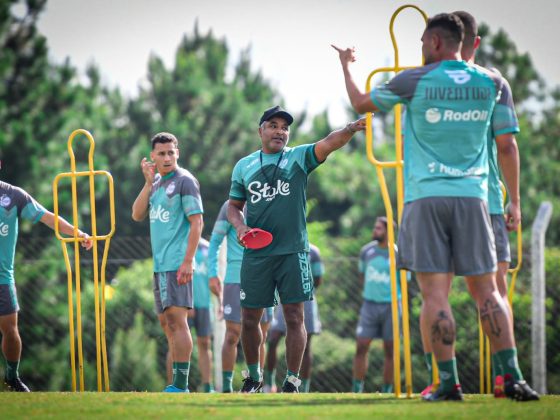 Roger Machado comandou último treino na tarde desta sexta-feira.