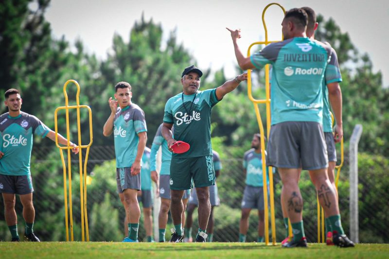 Roger Machado comandou último treino na tarde desta sexta-feira.