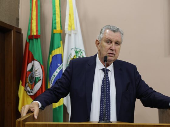 Senador agradeceu a homenagem e mencionou que sempre fez uma boa votação em Caxias do Sul. Fotos: Guilherme de Paula/Câmara Municipal
