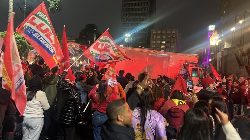 Apoiadores de Lula comemoram reeleição com carreata e festa em frente à Catedral no centro de Caxias do Sul