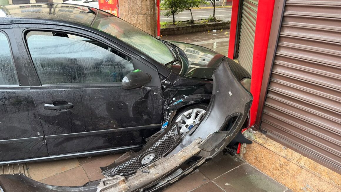 Condutor foge após colidir com veículo na contramão na rua Sinimbu, em Caxias do Sul